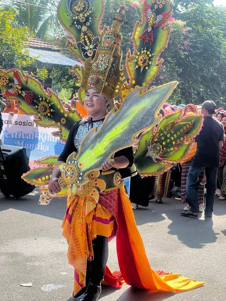 Dinas Sosial jadi Barisan Terpanjang Pawai Rimpu Mantika Kota Bima 2024