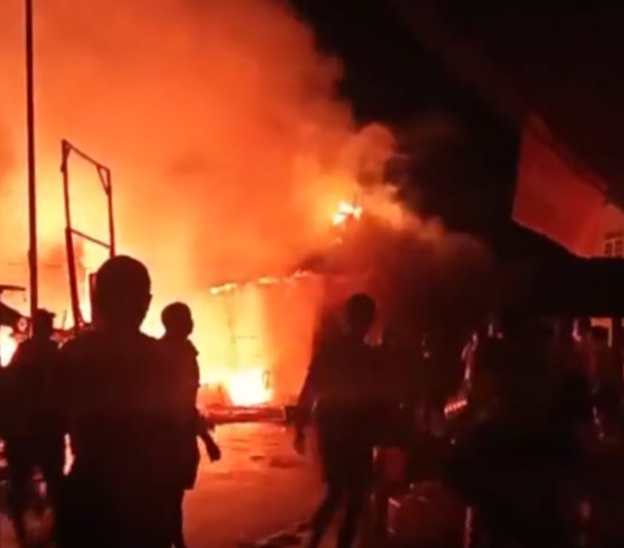 Kebakaran hebat di Pasar Minggu Desa Rompo Kecamatan Langgudu Kab Bima. Foto : Ist