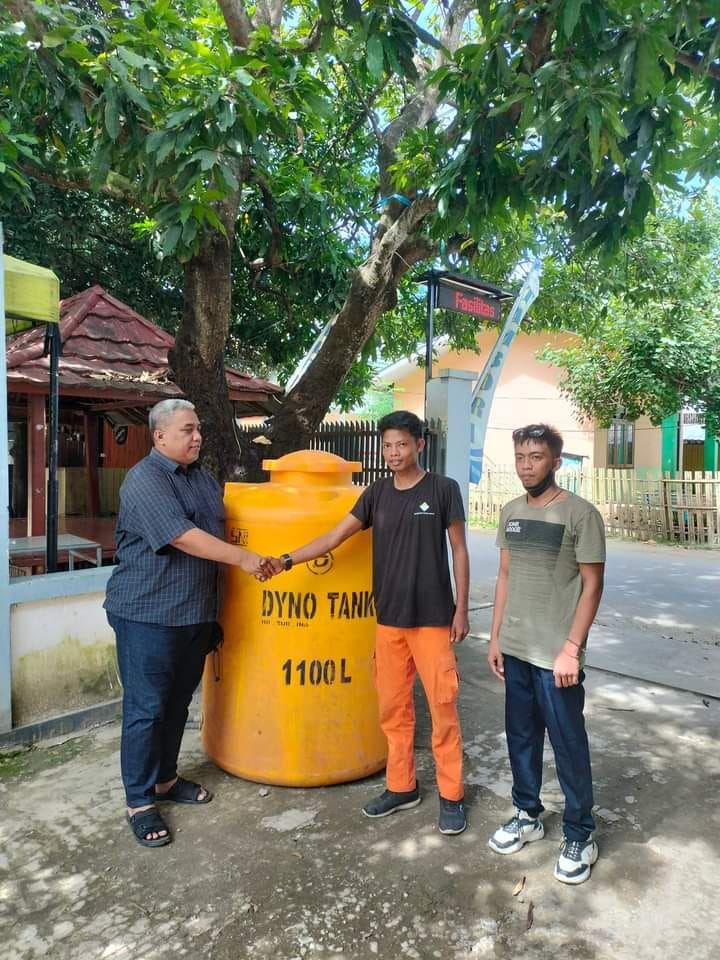 Peduli Korban Kebakaran Sape, Abdul Rauf Bantu Tandon Air