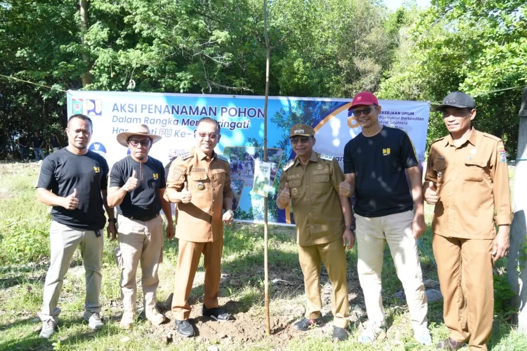 Wali Kota dan Wakil Wali Kota Bima Tanam Pohon di Batas Kota