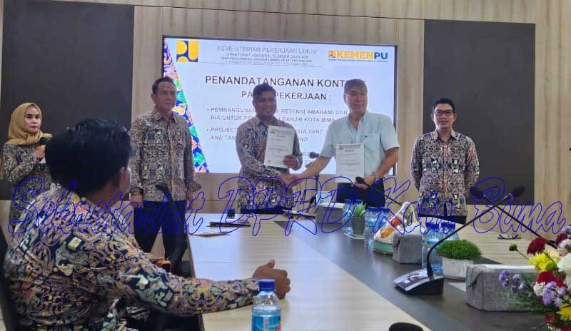 Ketua DPRD Kota Bima Saksikan Penandatanganan Kontrak Pembangunan Kolam Retensi Amahami dan Taman Ria